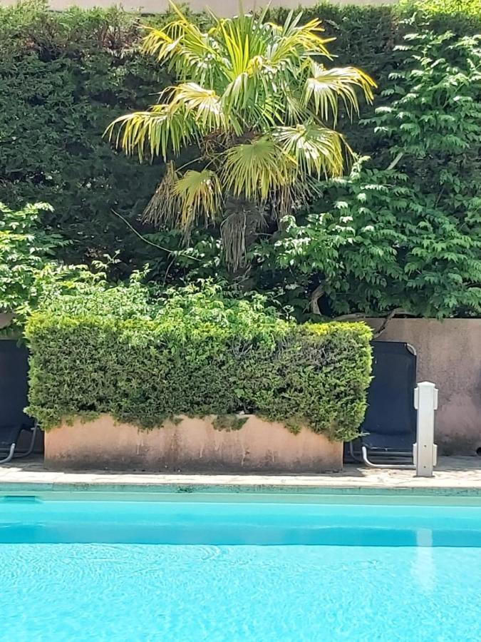 Eblouissant Appartement Au Calme D'Une Residence Avec Piscine Idealement Situe Au Pied Du Colorado Provencal Dans Le Prestigieux Luberon Rustrel Kültér fotó